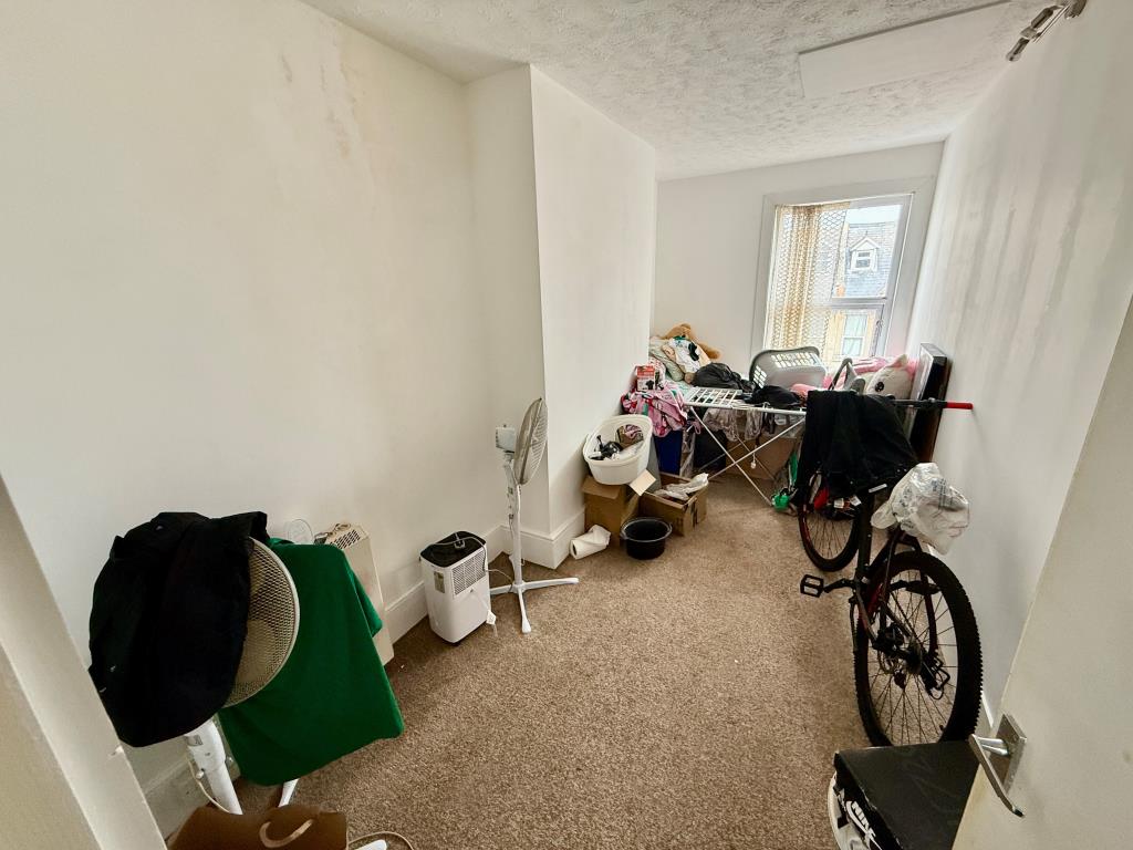 Lot: 18 - MIXED USE PROPERTY WITH PLANNING FOR ADDITIONAL MAISONETTE TO REAR - Bedroom three